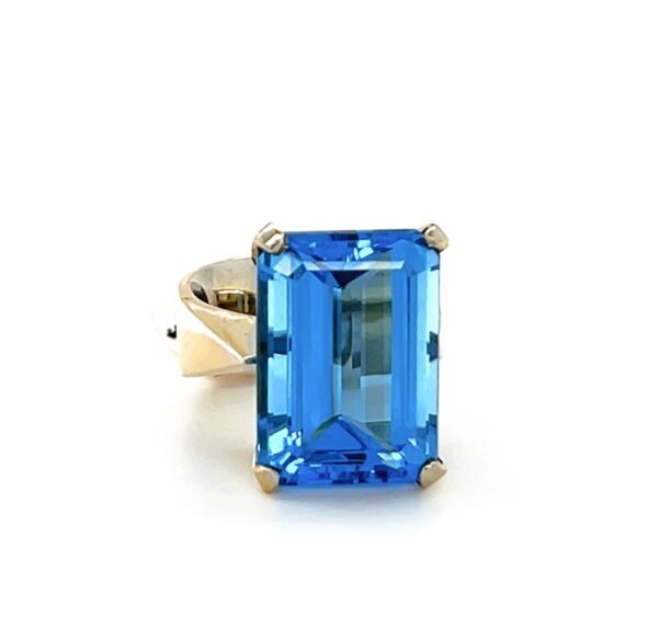 18K White Gold Natural Blue Topaz Ring